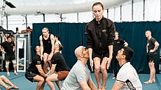 Zákulisí Cirque du Soleil. Akrobati se u hodiny ped pedstavením KURIOS...