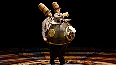 Pan Mikrokosmos v show KURIOS - Kabinet kuriozit. Jeho kostým vá�í tém�� dev�t...