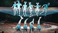 Sí je nataena tak, aby mohli umlci, kteí stojí na jejím povrchu, nohama...