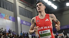 Jakob Ingebritsen v rozb�hu na 1500 metr� na halovém mistrovství sv�ta.