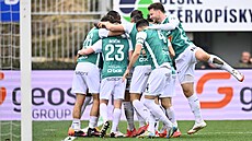 Fotbalisté Jablonce se radují z gólu, který byl následn kvli ofsajdu odvolán.
