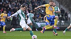 Obránce Bohemians Martin Dostál v akci v zápase proti Teplicím.