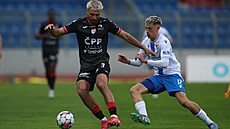 Pardubický obránce Louis Lurvink brání mí� p�ed ostravským zálo�níkem Tomá�em...