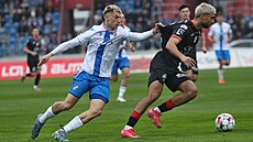 Ostravský zálo�ník Tomá� Rigo se sna�í zadr�et soupe�e z Pardubic Louise...