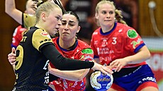 �pan�lská soupe�ka se sna�í zabránit Karolín� Vávrové v akci p�i odvet�...