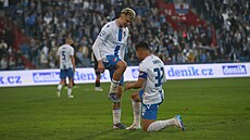 Fotbalisté Baníku slaví gól do sít Pardubic.