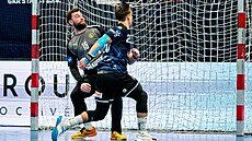 Lovosický Jaroslav Trkovský st�ílí gól do branky brn�nského Víta Py�ka.