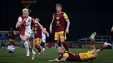 Momentka z utkání mezi praskými celky Dukla a Slavia.