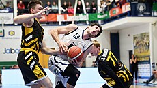 Dínský Filip Kroutil se probíjí mezi soupei z Písku Martinem Svobodou a...