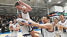 Dín slaví vítzství nad Pískem v zápase, ve kterých hrál v retro dresech,...