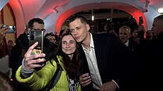 Bill Skarsg&#229;rd dorazil na premiéru thrilleru V pasti