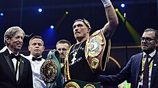 Boxer Oleksandr Usyk se svými pásy