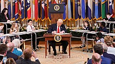 Americký prezident Donald Trump podepsal výnos, který má vést ke zru�ení...