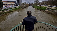 Obyvatelé Madridu po vydatných de�tích s obavami sledují hladinu �eky...