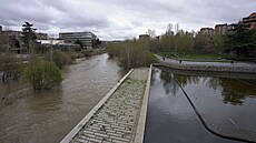 Obyvatelé Madridu po vydatných de�tích s obavami sledují hladinu �eky...