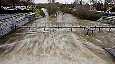 Obyvatelé Madridu po vydatných de�tích s obavami sledují hladinu �eky...