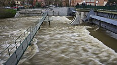 Obyvatelé Madridu po vydatných de�tích s obavami sledují hladinu �eky...
