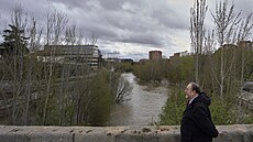 Obyvatelé Madridu po vydatných de�tích s obavami sledují hladinu �eky...