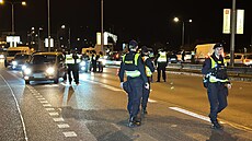 Policisté kontrolují idie na Barrandovském most. (21. bezna 2025)