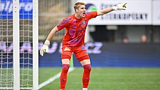Olomoucký gólman Jan Koutný diriguje své spoluhrá�e v pr�b�hu utkání s...