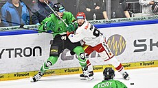 Pavol Skalický (vlevo) z Mladé Boleslavi v souboji s hradeckým Radovanem...