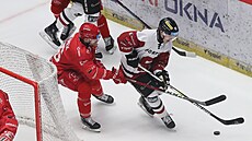 Spar�anský úto�ník David Vitouch (vpravo) objí�dí branku T�ince.