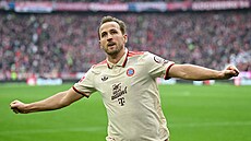 Úto�ník Bayernu Harry Kane slaví gól do sít� St. Pauli.
