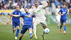 Obránce Hoffenheimu David Jurásek (vlevo) se sna�í zastavit akci Augsburgu.
