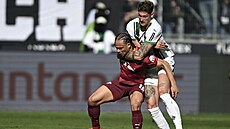 Úto�ník Mönchengladbachu Tomá� �van�ara si p�idr�uje Xaviho Simonse z Lipska.