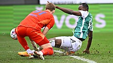 Skluzující útoník Jablonce Lamin Jawo v zápase s Olomoucí.