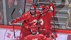 Tinecký Andrej Nestrail  (vpravo) slaví se spoluhrái gól do sít Sparty ve...