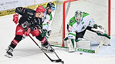 Gólman Mladé Boleslavi Dominik Furch likviduje �anci Hradce Králové.