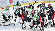 Strkanice mezi hrá�i Hradce Králové a Mladé Boleslavi b�hem sedmého...