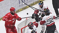 Závar p�ed brankou Sparty ve t�etím �tvrtfinálovém zápase s T�incem.