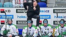 Trenér Mladé Boleslavi Richard Král  bhem sedmého zápasu s Hradcem.