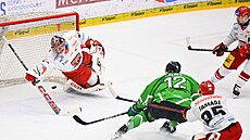 Tomáš Fořt (12) z Mladé Boleslavi střílí gól do branky Hradce ve třetím...