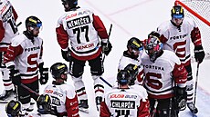 Zklamaní hokejisté Sparty po porá�ce s T�incem ve t�etím utkání �tvrtfinále...