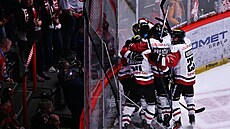 Hokejisté Sparty slaví vyrovnávací gól proti Třinci.
