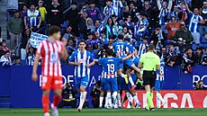 Fotbalisté Espaolu slaví gól do sít Atlétika Madrid.