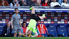 Pomezní rozhodí padá bhem utkání Espaolu s Atlétikem Madrid.