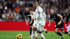 Kylian Mbappé z Realu Madrid promuje penaltu v utkání s Leganés povstným...
