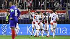 Fotbalisté Chorvatska slaví gól do sít� Francie v úvodním �tvrtfinále Ligy...