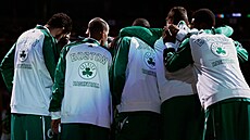 Basketbalisté Boston Celtics se hecují na archivním snímku z roku 2013.