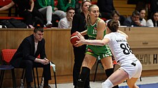 Dominica Hynková z KP TANY Brno u mí�e v zápase s Hradcem Králové, brání ji...
