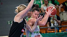 Michaela Vondrá�ková (vpravo) z KP TANY Brno se tla�í kolem hradecké Lucie...