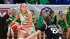 Dominica Hynková (vlevo) z KP TANY Brno brán�ná Natálií Marti�kovou z Hradce...