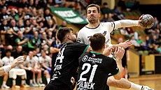 Frýdeckomístecký Jakub Rumian st�ílí p�es karvinskou obranu v podání Daniela...