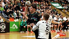 Joná Patzel z Karviné se snaí prorazit frýdeckomísteckou obranu.