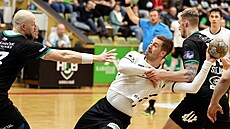 Karvinský Dominik Solák strhává nejlepího stelce Frýdku-Místku Jakuba Rumiana.