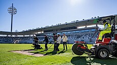 Pokládka nového trávníku na ásti hit fotbalového klubu FC Hradec Králové...